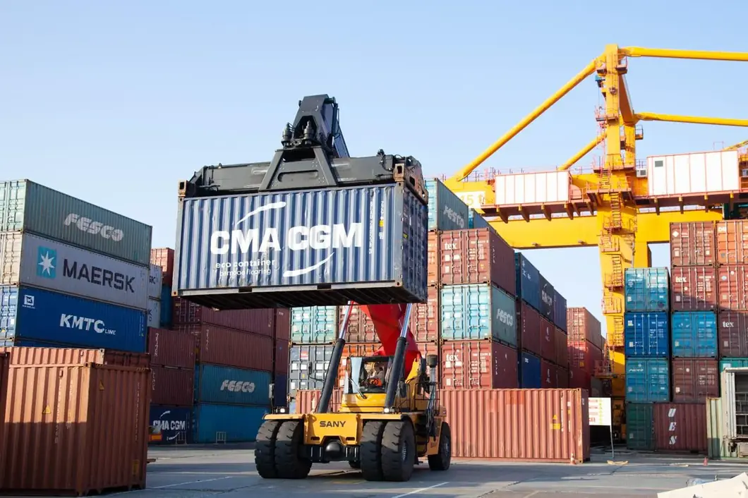 Container handling at the port terminal